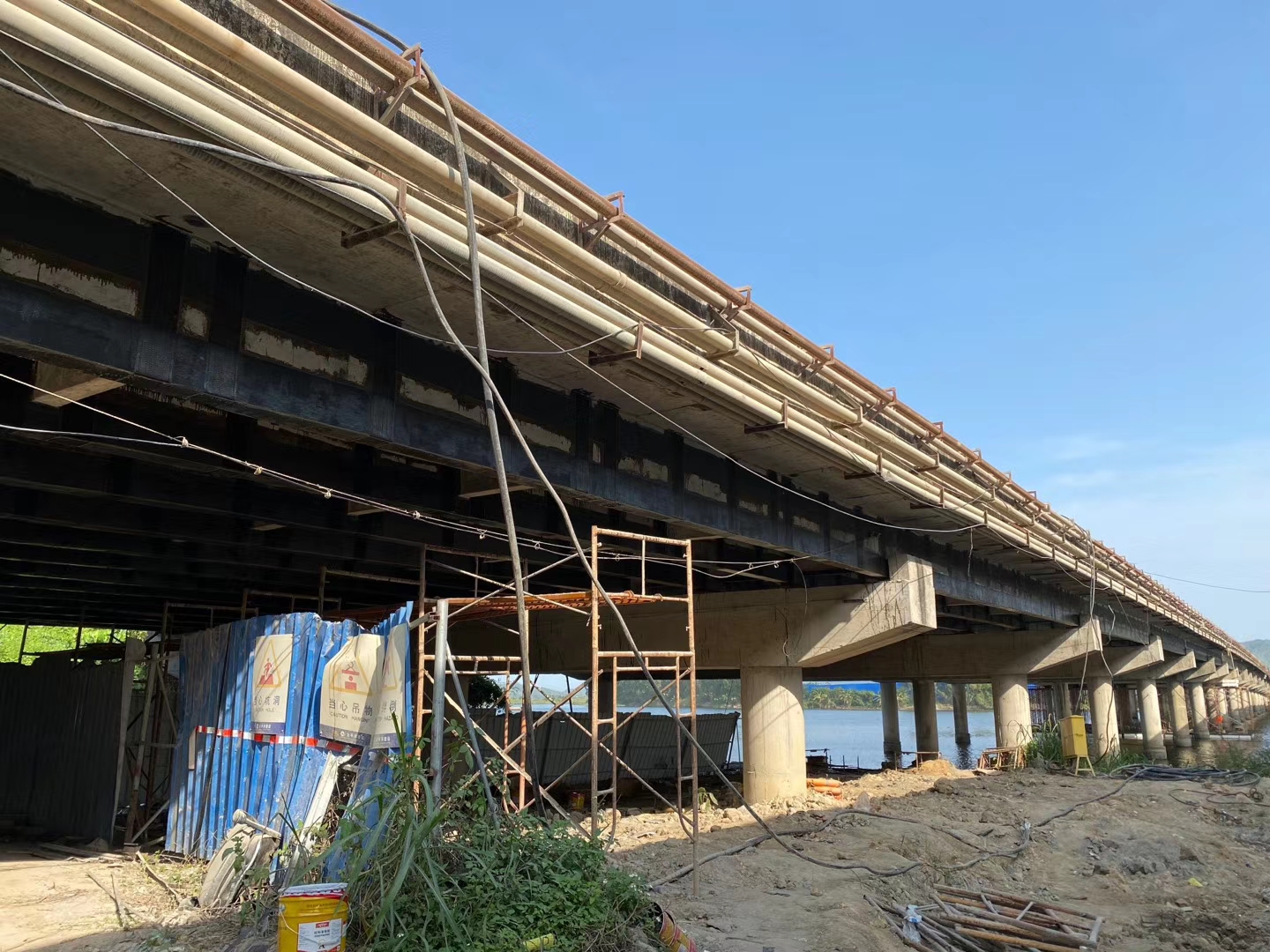 吐鲁番桥梁下部结构抗倾覆加固方法